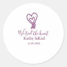 私たちはピンクのハートの結び目に名前と日付を結びました