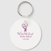 私たちはピンクのハートの結び目に名前と日付を結んだロマンチックなデザイン