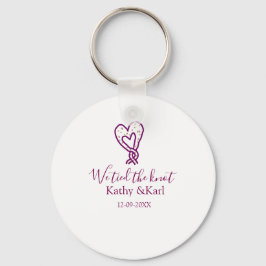 私たちはピンクのハートの結び目に名前と日付を結んだロマンチックなデザイン キーホルダー