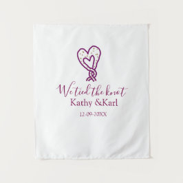 私たちはピンクのハートの結び目に名前と日付を結んだロマンチックなデザイン タペストリー