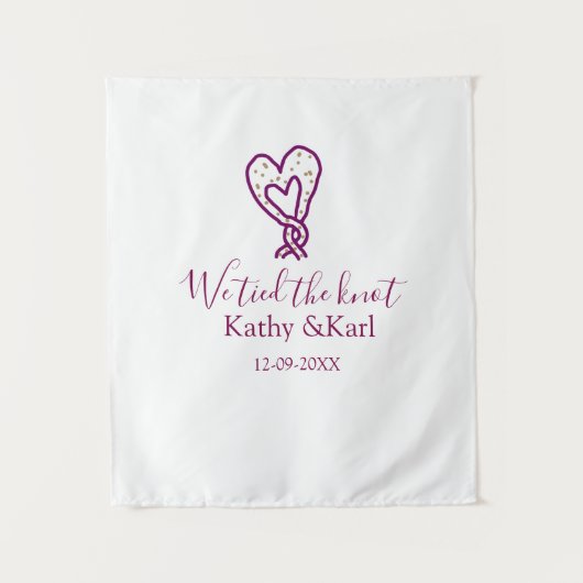 私たちはピンクのハートの結び目に名前と日付を結んだロマンチックなデザイン タペストリー (正面)