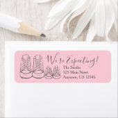 私たちはベビー靴の妊娠の発表を期待 ラベル (インサイチュ)