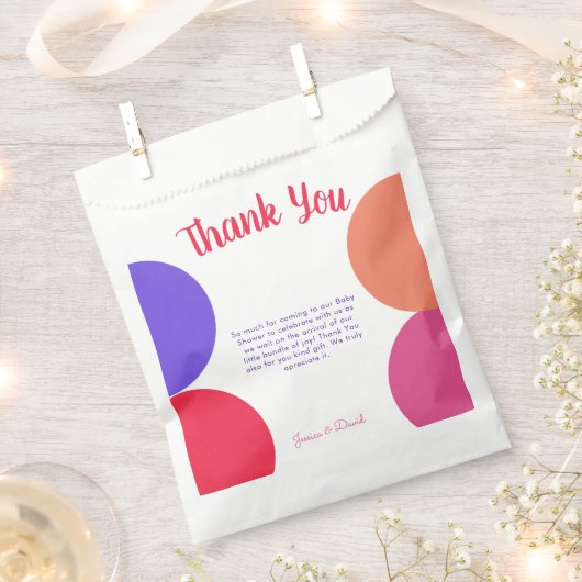 私たちはレインボーカラフルーストライプベイビーシャワーを待つ フェイバーバッグ (クリップ留めされた状態)