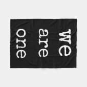 私たちは一つ Men's グラフィック インサート Tシャツ ポジティブメッセージ フリースブランケット (正面(横))