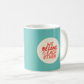 私たちは互いに属している – レッド&ミントマグ コーヒーマグカップ (正面右)