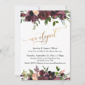 私たちは人目を避けて結婚した ディープレッド バーガンディ フローラル ゴールド スクリプト 招待状 (正面)