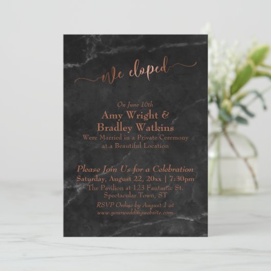 「私たちは人目を避けて結婚した」 銅色の文字が黒大理石に刻まれている 招待状 (スタンド正面)