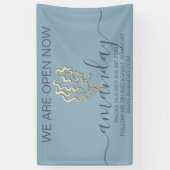 私たちは今すぐ開いているロゴのスモーキーブルー金ゴールド美容師 横断幕 (縦)