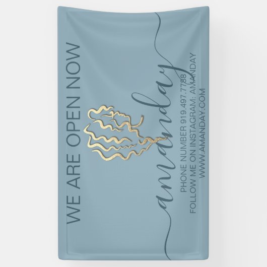 私たちは今すぐ開いているロゴのスモーキーブルー金ゴールド美容師 横断幕 (縦)