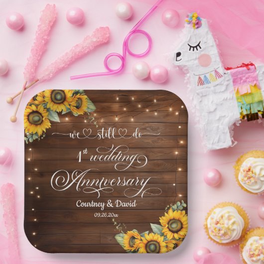 私たちは今でも一周年記念結婚のストリングライトをやっている ペーパープレート (パーティー)