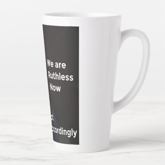 私たちは今、冷酷です。その通りに行動しなさい。 カフェラテマグ (右)