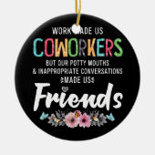 私たちは仕事で同僚にポッティのアパレルを作った セラミックオーナメント (正面)