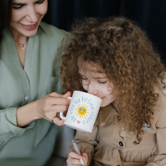 私たちは他のマグを持ち上げて起きる コーヒーマグカップ