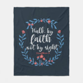 私たちは信仰によって歩くバイブルフローラ聖句クリスチャン フリースブランケット (正面)