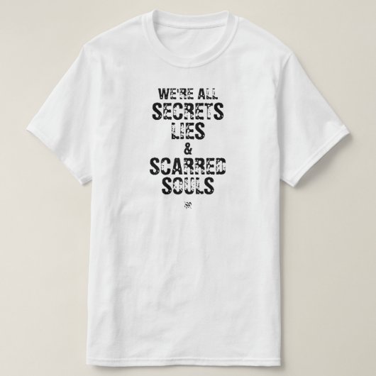私たちは全員、秘密と嘘と傷ついた魂 Tシャツ (デザイン正面)