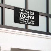 私たちは外見を選ばなかった 横断幕 (ビルの外側)