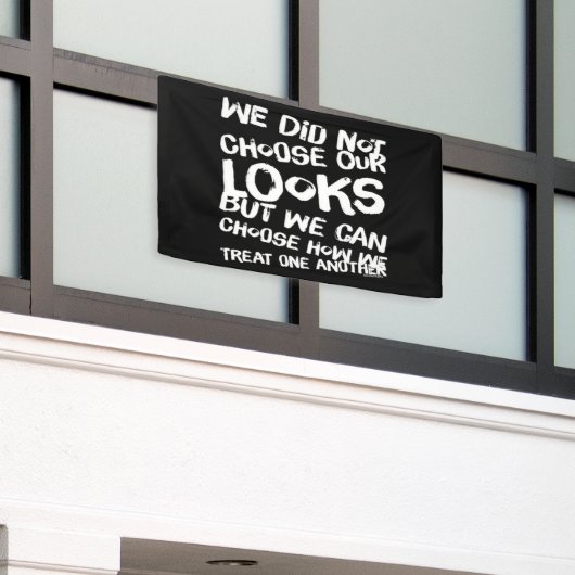 私たちは外見を選ばなかった 横断幕 (ビルの外側)