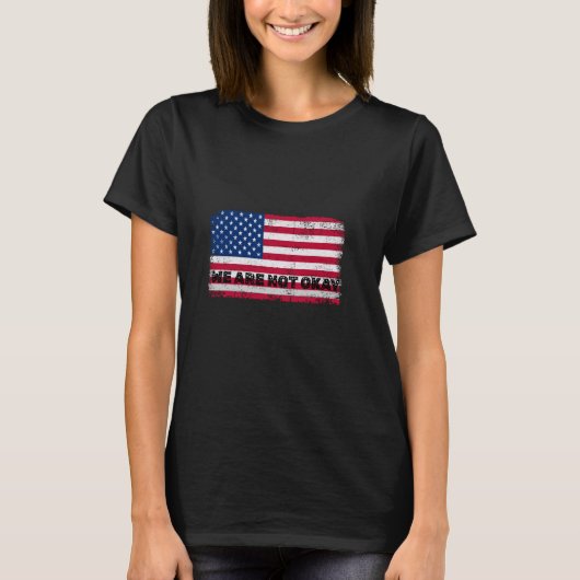 私たちは大丈夫ではない アメリカ国旗逆さま抗議 Tシャツ (正面)
