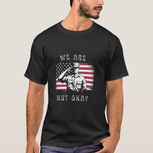 私たちは大丈夫ではない アメリカ国旗 逆さま 抗議 Tシャツ (正面)