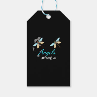 私たちは天使がそばにいると信じている トンボ Tシャツ ギフトタグ