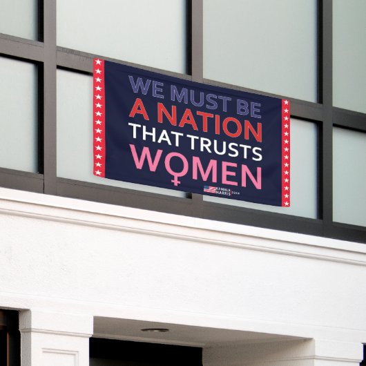 私たちは女性を信頼する国でなければならない – Kamala 横断幕 (ビルの外側)