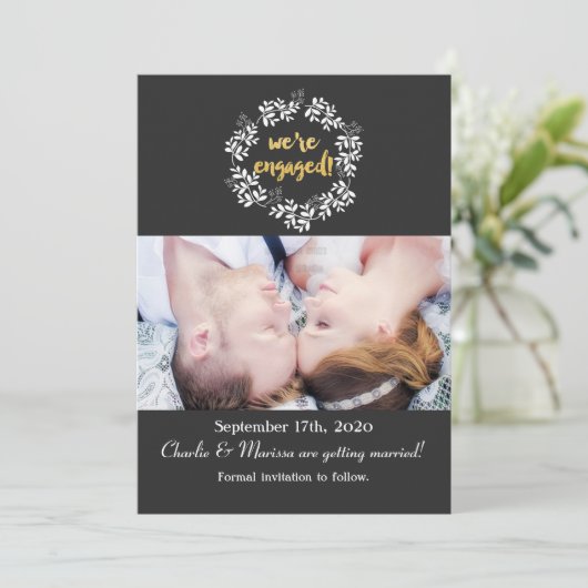 私たちは婚約したリースの結婚写真カード 招待状 (スタンド正面)
