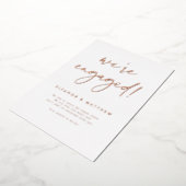 私たちは婚約したレタリングフォト婚約バラ金ゴールド 箔招待状 (回転した状態)