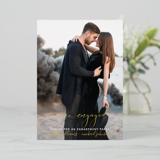 私たちは婚約した婚約パーティモダン写真 箔招待状 (立ち正面)