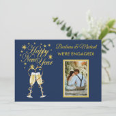 私たちは婚約しました!ハッピー・ニューイヤー・ゴールド・ブルー・フォト 招待状 (スタンド正面)