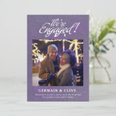 私たちは婚約しました フォト パープルとホワイト エンゲージメント 案内状 (スタンド正面)