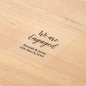 私たちは婚約しました　名前　日付　カリグラフィースタイリッシュ アクリル招待状 (レイダウン)