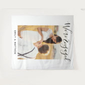 私たちは婚約しました！特別な写真を使ったエンゲージメントパーティーのご案内 タペストリー (正面(横))