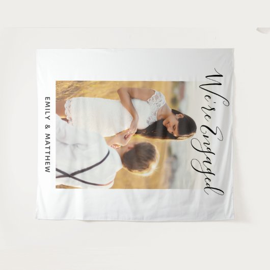 私たちは婚約しました！特別な写真を使ったエンゲージメントパーティーのご案内 タペストリー (正面(横))