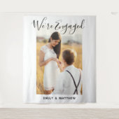 私たちは婚約しました！特別な写真を使ったエンゲージメントパーティーのご案内 タペストリー (正面)
