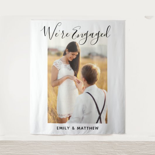 私たちは婚約しました！特別な写真を使ったエンゲージメントパーティーのご案内 タペストリー (正面)