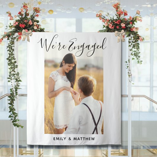 私たちは婚約しました!特別な写真を使ったエンゲージメントパーティーのご案内 タペストリー