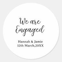 私たちは婚約者カップルの名前と日付をスタイリッシュに書きます