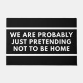 私たちは家にいないふりをしているかもしれない ドアマット (正面)