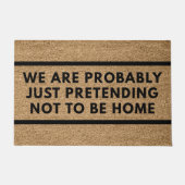 私たちは家にいないふりをしているかもしれない ドアマット (正面)