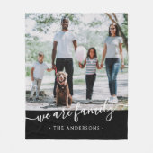 私たちは家族のエレガントスクリプトの写真と名前 フリースブランケット (正面)