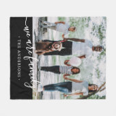 私たちは家族のエレガントスクリプトの写真と名前 フリースブランケット (正面(横))