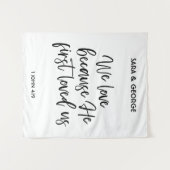 私たちは彼がまず私たちを愛したからこそ愛する ウェディング サイン タペストリー (正面(横))