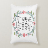 私たちは彼が最初に私たちのアクセント枕を愛したので愛する アクセントクッション (正面(垂直))