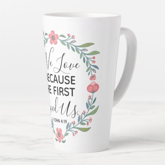 私たちは彼が私たちを最初に愛したから愛している カフェラテマグ (右アングル)