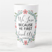 私たちは彼が私たちを最初に愛したから愛している カフェラテマグ (正面)