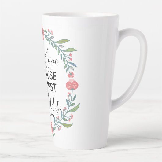 私たちは彼が私たちを最初に愛したから愛している カフェラテマグ (右)