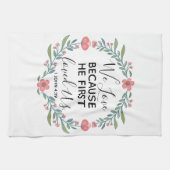 私たちは彼が私たちを最初に愛したから愛している キッチンタオル (横)