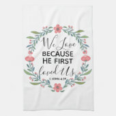 私たちは彼が私たちを最初に愛したから愛している キッチンタオル (縦)