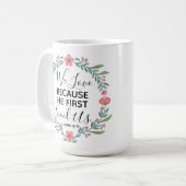 私たちは彼が私たちを最初に愛したから愛している コーヒーマグカップ (正面左)