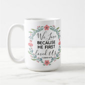 私たちは彼が私たちを最初に愛したから愛している コーヒーマグカップ (左)